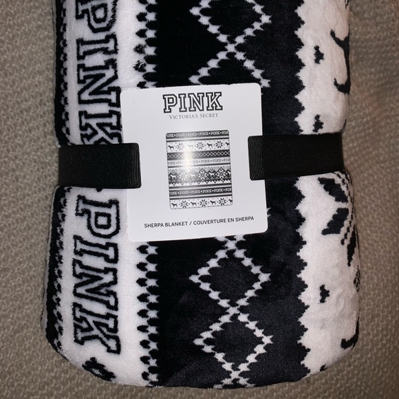 NWT PINK sherpa blanket Victoria’s Secret - Picture 3 of 4